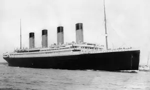 Majestatyczny **Titanic na flecie** oceanu, dym z kominów snuje się po niebie.