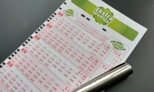 Kupon loterii "Ekstra Pensja" z polami do zaznaczenia liczb. Tabela wygranych sugeruje szansę na dodatkową wypłatę.