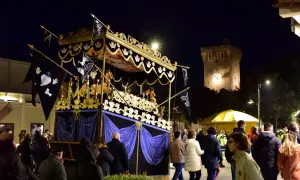 Serata a Porto Recanati con processione notturna e la torre dell'orologio illuminata.