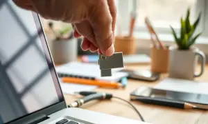 Jak zgrać film z pendrive na komputer bez problemów i błędów