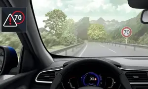 El asistente inteligente de velocidad muestra una advertencia de límite de 70 km/h en el parabrisas y en el panel digital.