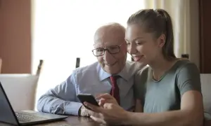 Zarobki opiekuna osoby starszej w Polsce: Ile naprawdę zarobisz?
