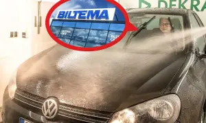 Biltema-logotypen syns över en bil som tvättas. Dags att byta torkarblad biltema?
