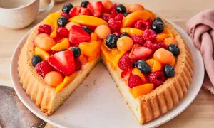 Bunter Obstboden mit Erdbeeren, Himbeeren, Blaubeeren und Aprikosen. Ein köstliches obstboden rezept für den Sommer.
