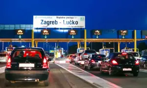 Koniec długiej drogi do Chorwacji. Stojący w kolejce samochody na autostradzie w Zagrzebiu-Łucku, nocą.