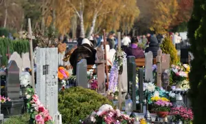 Cmentarz jesienią. Widać różnicę między grobem ziemnym a murowanym w kosztach utrzymania.