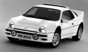 Biały Ford RS200, jeden z legendarnych modeli Forda, z charakterystycznym spojlerem i okrągłymi światłami.