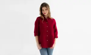 Kobieta w czerwonej koszuli i jeansach. Proste, ale stylowe czerwona koszula stylizacje.