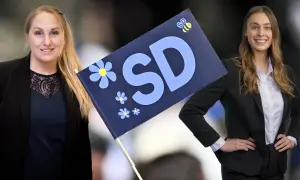 Två kvinnor med en SD-flagga. Bilden visar kvinnligt ledarskap och framtidstro.