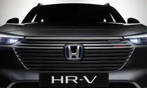 Fronten på en mörkgrå Honda HR-V med LED-strålkastare och en distinkt grill. Ett litet rött streck på grillen kan antyda ett Honda HR-V problem.