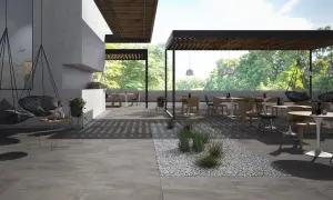 Spazio esterno moderno con tavoli, sedie e altalene, pavimentato con eleganti mattonelle per esterni grigie.