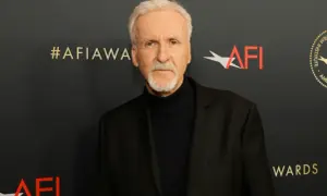 James Cameron, reżyser znany z przełomowych filmów, na tle logo AFI Awards.