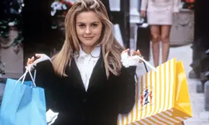Alicia Silverstone z torbami na zakupach, jak z jej kultowych filmów.
