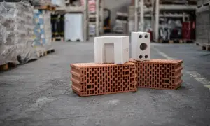 Ile cegły na dom 100m2? Na zdjęciu cegły ceramiczne i pustaki, materiały budowlane w magazynie.