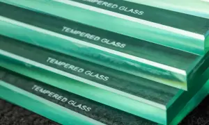 Stosy szkła z napisem "TEMPERED GLASS" - łatwy sposób, jak odróżnić szkło hartowane od zwykłego.