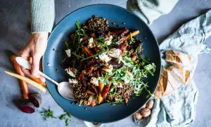 Herzhafter Linsensalat mit Roter Bete, Karotten und Ziegenkäse. Ein tolles linsensalat rezept für jede Gelegenheit.