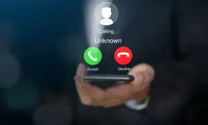 Nieodebrane połączenie spam od nieznanego numeru. Ekran telefonu pokazuje przycisk "Odbierz" i "Odrzuć".
