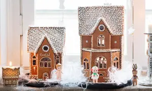 Två pepparkakshus med "God Jul" på det ena. Perfekt mall att skriva ut för att baka egna. Små figurer står framför.