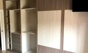 Armario empotrado con puertas correderas, ideal para tapar hueco entre armario y pared. Interior con baldas y cajones.