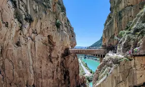 Niesamowity Caminito del Rey, ścieżka króla, wije się wśród stromych klifów nad turkusową rzeką.