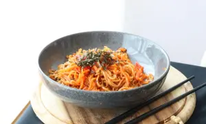 Miseczka makaronu z dodatkiem wodorostów, kusi głębokim, bogatym smakiem umami.