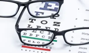 Okulary na tablicy Snellena. Sprawdź, jak sprawdzić wadę wzroku w domu, czytając litery.