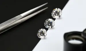Pinzas y diamantes sobre fondo blanco y negro. Aprende como saber si un mineral es real.