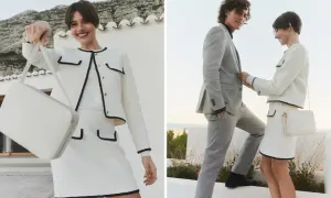 Elegancka kobieta w stylu old money, w białym tweedowym komplecie, z białą torebką. Obok mężczyzna w szarym garniturze.