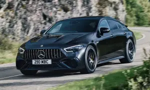 Czarny Mercedes-AMG GT 63 S na zakręcie górskiej drogi.