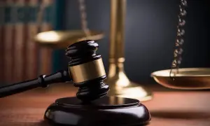 Młotek sędziowski i waga sprawiedliwości symbolizują prawo. Rozważasz odrzucenie spadku przed konsulem i co dalej?
