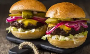 Ile piec hamburgery w piekarniku, aby były soczyste i pyszne