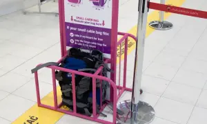 Różowe ramki do mierzenia bagażu podręcznego. Sprawdź, czego nie można przewozić w bagażu rejestrowanym, aby uniknąć opłat.