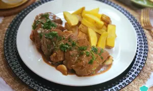 Delicioso solomillo al whisky bañado en salsa, acompañado de patatas fritas crujientes. Un plato que invita a disfrutar.