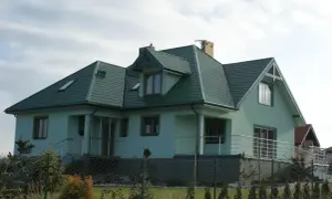 Jak wybrać idealny kolor elewacji do zielonego dachu, aby uniknąć błędów?