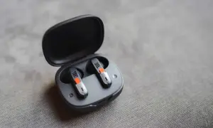 Écouteurs sans fil JBL dans leur étui ouvert. Apprenez comment connecter des écouteurs sans fil à une tablette pour une expérience audio immersive.