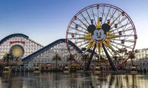Karuzela z Myszką Miki i kolejka górska w Paradise Pier, części największego parku rozrywki na świecie.