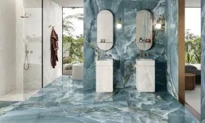 Un lussuoso bagno con pavimenti e pareti in onice blu, due lavabi moderni e una doccia con piastrelle bianche.