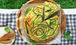 Torta salata con zucchine e basilico fresco, perfetta per le tue ricette estive.
