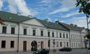 Urokliwe kamienice w centrum Suwałk, idealne na spacer i odkrywanie lokalnych atrakcji.
