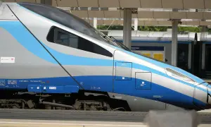 Nowoczesny pociąg Intercity z niebiesko-srebrnymi pasami. Nauczyciel z legitymacją może liczyć na zniżki.