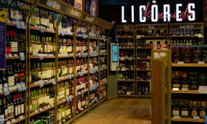 Alkohol samolotem: Jakie limity? Uniknij konfiskaty na lotnisku!
