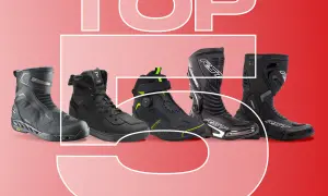 Pięć par czarnych butów motocyklowych różnych typów na czerwonym tle z napisem "TOP 5".