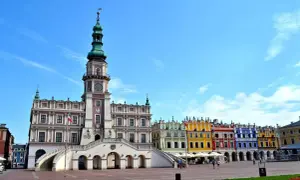Kolorowy rynek w Zamościu, idealne miejsce na city break Polska. Ratusz i kamienice zachwycają architekturą.