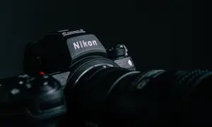 Czarne body aparatu Nikon z obiektywem. Dowiedz się, jak sprawdzić przebieg aparatu Nikon, aby ocenić jego stan.