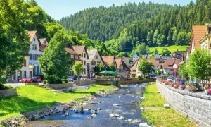 Idyllisches Dorf mit Fachwerkhäusern und einem Bach, perfekt für einen Urlaub ohne Auto.
