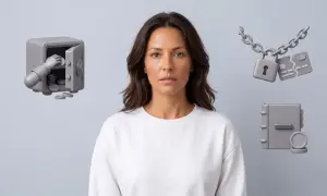 Une femme regarde l'objectif, entourée d'une main retirant des pièces d'un coffre-fort, d'une chaîne brisée avec un cadenas et des cartes de crédit, et d'un livre de comptes. Les frais sur satd sont évidents.