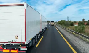 Deux semi-remorques blancs sur une autoroute, transportant chacun 44 tonnes de marchandises sous un ciel bleu.