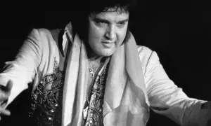 Elvis Presley w błyszczącym stroju, z szalem na szyi. Ciekawe fakty o Królu Rock and Rolla.