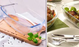 Szklana kokilka z daniem i pusta kokilka z cytryną i bazylią.