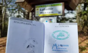 Na szlaku lubomir, przewodnik turystyczny z pieczątkami z Lubomira i Biskupiej Kopy.
